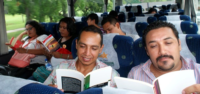 Libros Andariegos: el placer de leer durante viajes de autobús